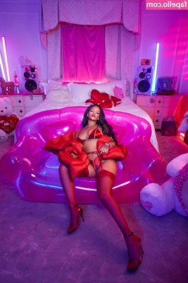 Rihanna - It s so hot   today have a good time playing in my pool   Il fait si
