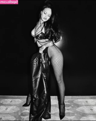 Rihanna - See that drip   that s just from taking pictures  I can t wait to be