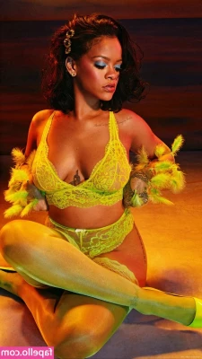 Rihanna - Sexy nurse😳😳😳 zal ik jou komen verzorgen schatje als jou