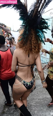 Rihanna - Mama thick thighs