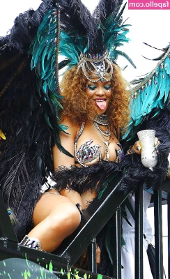 Rihanna - These fishnets give a really good view 😈😈❤️