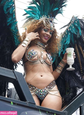 Rihanna - Who doesn t like a nice booty pic