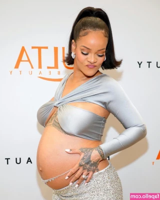 Rihanna - Is your Sunday plans including me? 🔥