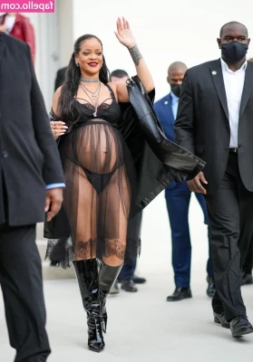 Rihanna - Tryna get my tits suck onn