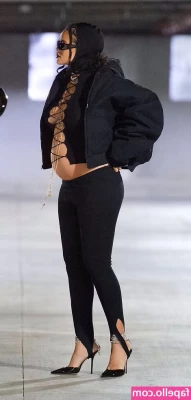 Rihanna - Cumming on this rose   SWIPE