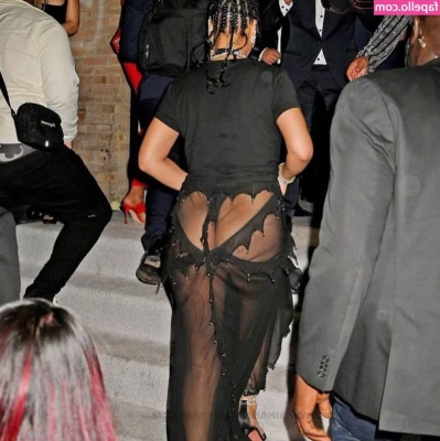 Rihanna - Want to see what it would be like to get a lap dance from me