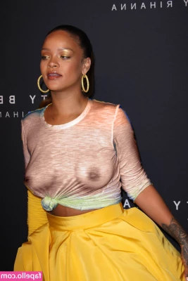 Rihanna - Doğa ve çıplaklık bu benim favorim  Nature and nudity my favorite