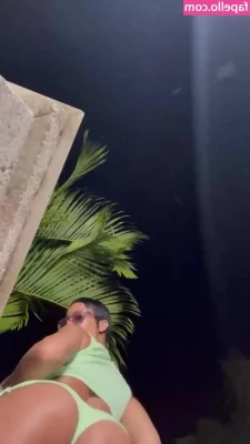 Rihanna - Caldo pompiere si rinfresca dopo aver salvato i tailandesi nella sua