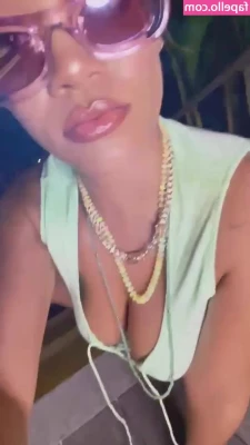 Rihanna - Do you like my dress? 😇