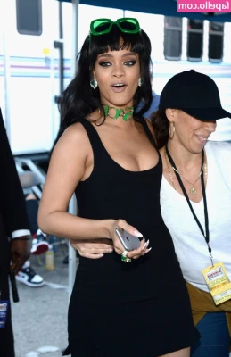 Rihanna - I'm on my knees for you 😜