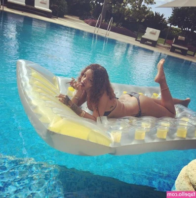Rihanna - Do I make your 🍆 go BOING? 🤭😜