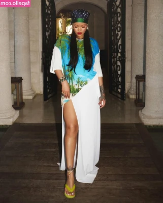 Rihanna - 💦 ….,the grind never ends. Off to the gym….♥️  🎥 New