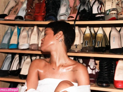 Rihanna - Video spettacolare! Mi infilo il dildo in figa e anche nel ano e alla