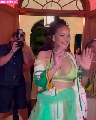 Rihanna - Would you like to have a cocktail together?💋🌹I tried both and I