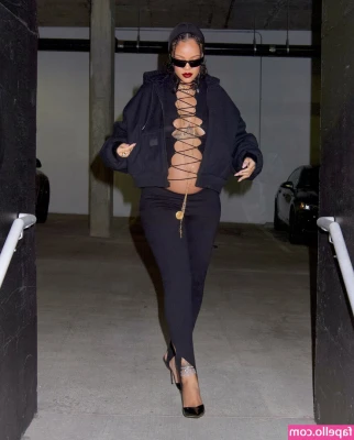 Rihanna - How you can possibly miss this sexy booty 🤔