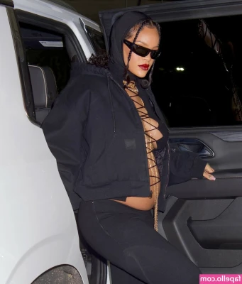Rihanna - Hello to all my new followers! 🥰 Send me a pm and let me know all