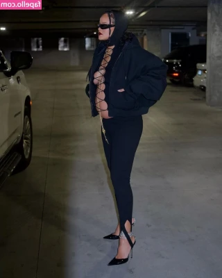 Rihanna - I’m thinking of going live this weekend.. who would tip me on live