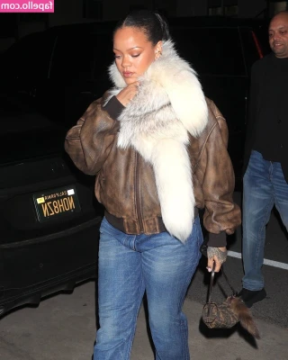 Rihanna - Cheeky morning :P