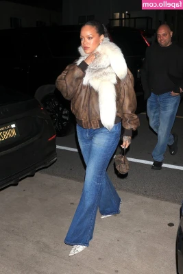 Rihanna - A veryyyy hot & shiny outfit just arrived in the mail. & of