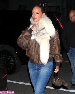 Rihanna - See more 🥵 5$
