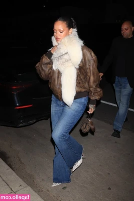 Rihanna - do you like peaches? 🤪