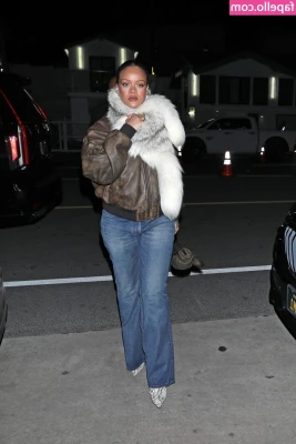 Rihanna - Whoâ€™s setting up to go live? Me