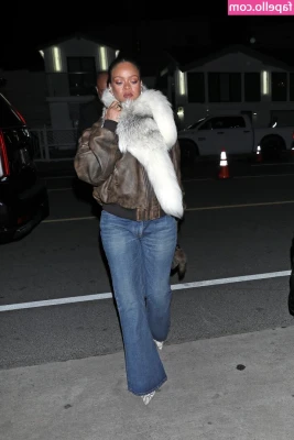 Rihanna - αℓℓ тнє ƒяєαкѕ ¢υм συт αт ηιgнт And I’m
