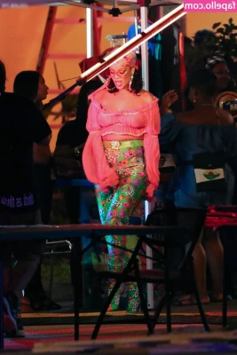 Rihanna - Naughty bathroom pics