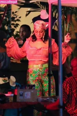 Rihanna - Thicc dolly🖤💕