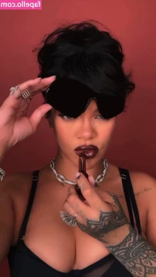 Rihanna - So i cant brush my hair for the past weeks it still hurts when I do