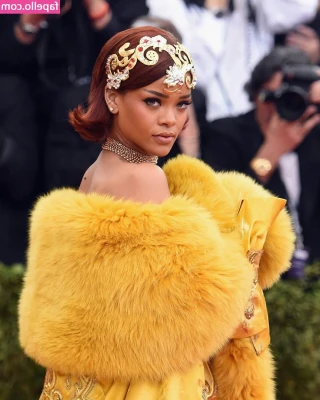 Rihanna - Happy Friday!  A little snack before dinner won't hurt ;)