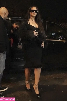 Rihanna - Eating pussy of a gorgeous Latina chick in a bar bathroom 😈😛