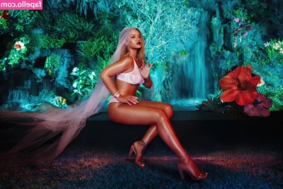Rihanna - It’s giving “on my way to marry someone’s dad” 🖤😏