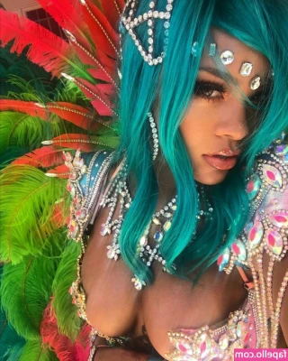 Rihanna - IT'S MY BIRTHDAY ON THE 18TH!!!  what are you getting me? 😍  Help