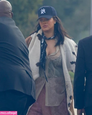 Rihanna - Whip or your hand? 😈👋  my juicy ass needs spanking 🍑🍑🍑