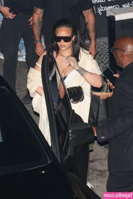 Rihanna - Hey onlyfans I’m back!!!
