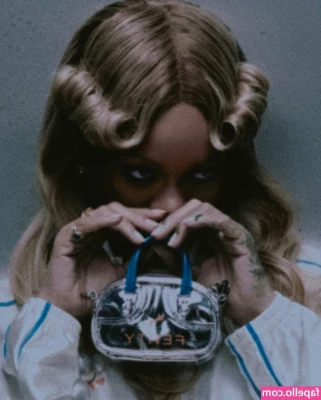 Rihanna - Just finished my elliptical lunchtime workout. 🏋️