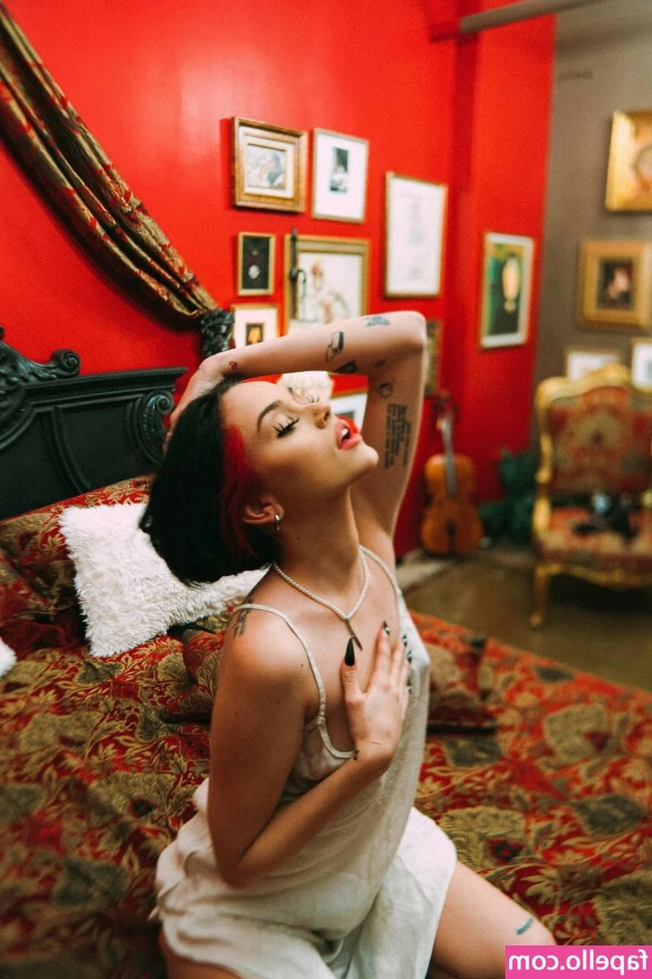 Maggie Lindemann [ maggie-lindemann ] - I m soaking wet  the video is next