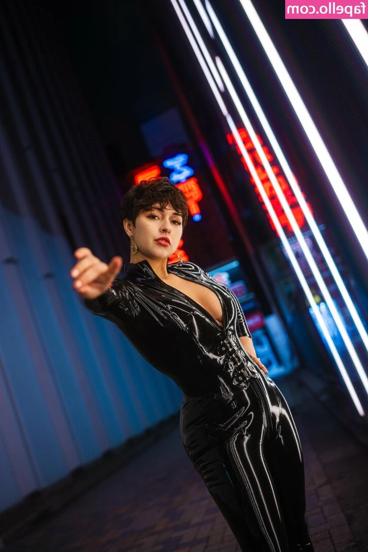 Electra Santiago [ electra-santiago ] - Stretching my huge butt w miscellanious toys caz i'm panic-level horny