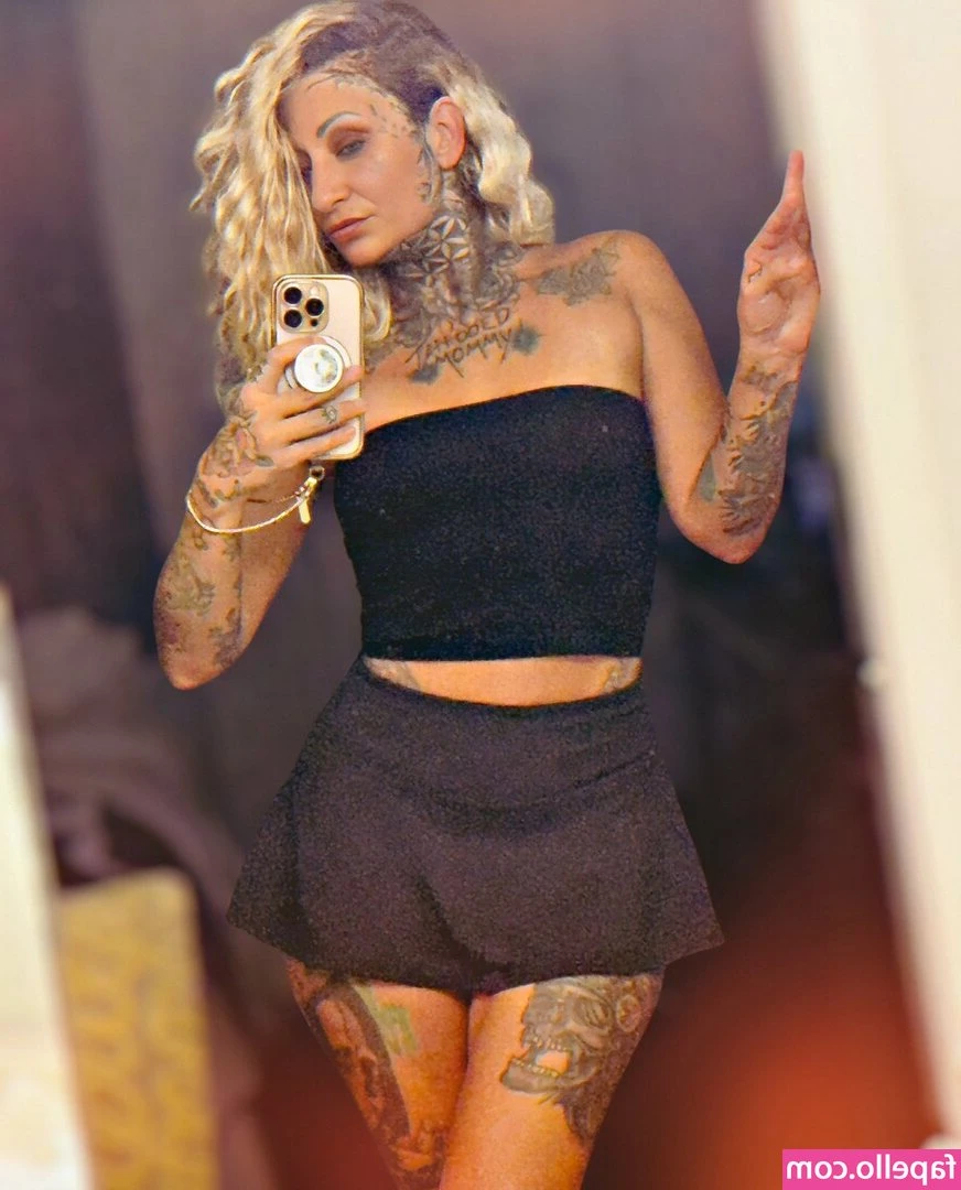lanaleeinked - You are unremarkable and unimpressive and the only thing you're good