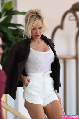 Pamela Anderson [ pamela-anderson ] - This bed seems awful empty with only me on here...😈😈
