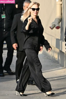 Pamela Anderson [ pamela-anderson ] - 🖤..L👀king for reflections ..🖤