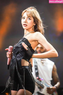 Lalisa Manobal [ lalisa-manobal ] - Hey down there, whatcha looking at? 💕