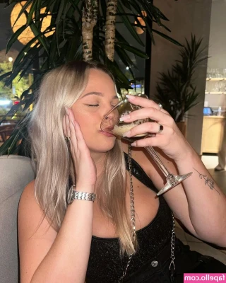 Brooke Kelley [ brooke-kelley ] - How does this jumpsuit look on me?🥰