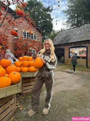 Katie Proctor [ katie-proctor ] - What are you grabbing first? Thighs? Ass? Hair?  PS - Did you know