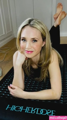 Fiona Gubelmann [ fiona-gubelmann ] - Spin the wheel! Win Stuff! Good times! Fun and prizes! Much fortune!