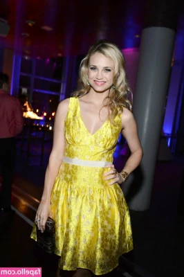 Fiona Gubelmann [ fiona-gubelmann ] - cum snuggle