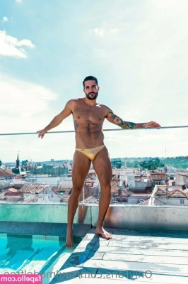 saulmodelfree - I had such a playful booking today    Pouring chocolate down my body