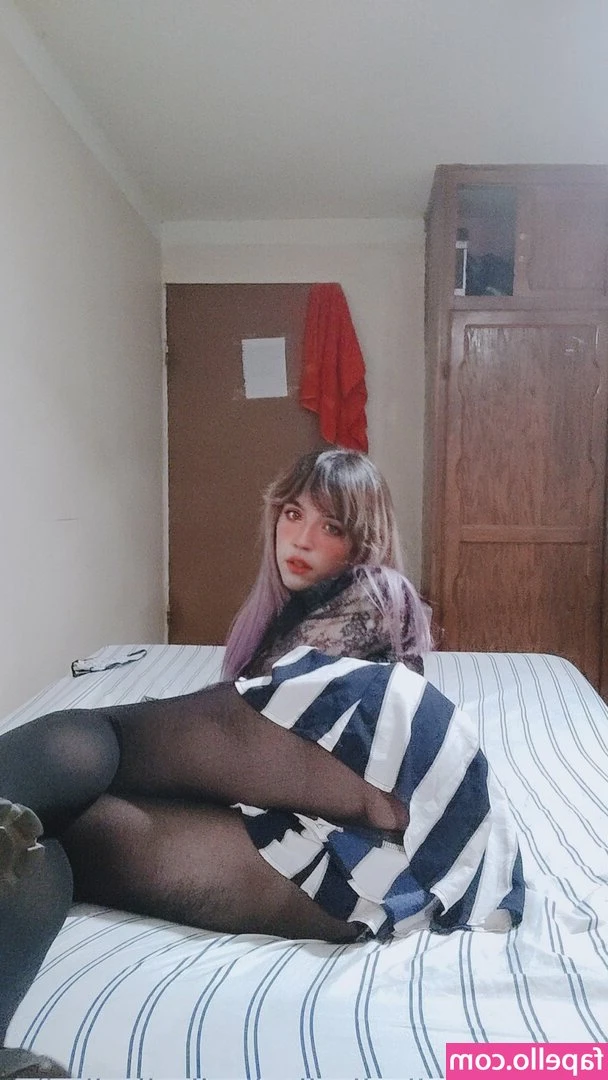 Lilliumdolls [ lilliumdolls-1 ] - Playing with my pussy, wishing it wasn't just my hand 😘
