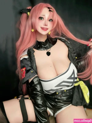 eru_takanashiiii [ eru-takanashiiii ] - Is that a banana in your pocket? 😉🤪